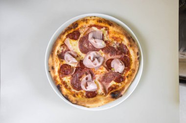 Yeni hazırlanmış yemek / yemek bir restoranda servis edilecek.