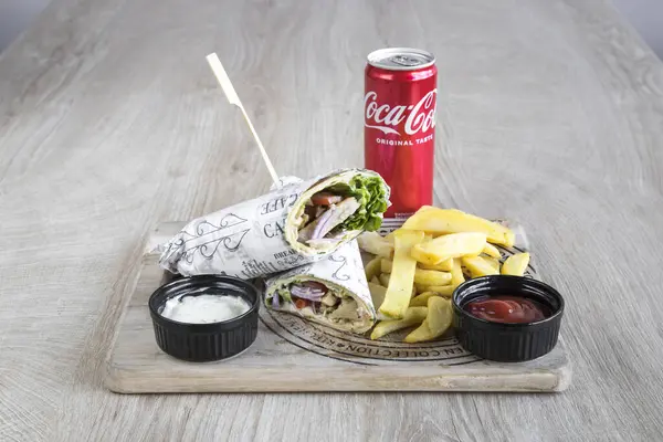 Yeni hazırlanmış yemek / yemek bir restoranda servis edilecek.