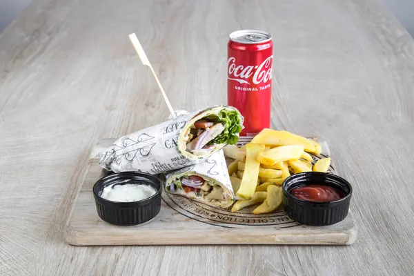 Yeni hazırlanmış yemek / yemek bir restoranda servis edilecek.