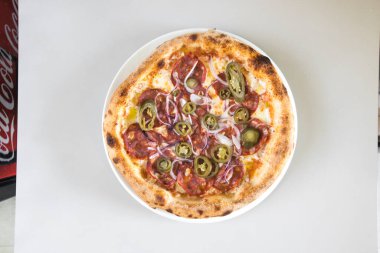 Yeni hazırlanmış yemek / yemek bir restoranda servis edilecek.