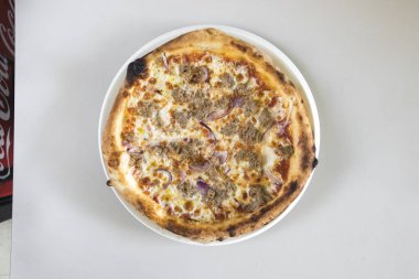 Yeni hazırlanmış yemek / yemek bir restoranda servis edilecek.