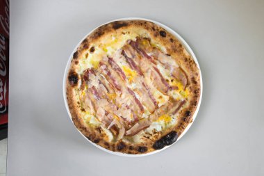 Yeni hazırlanmış yemek / yemek bir restoranda servis edilecek.