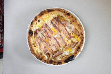 Yeni hazırlanmış yemek / yemek bir restoranda servis edilecek.