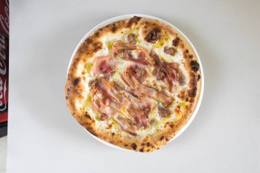 Yeni hazırlanmış yemek / yemek bir restoranda servis edilecek.