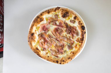 Yeni hazırlanmış yemek / yemek bir restoranda servis edilecek.