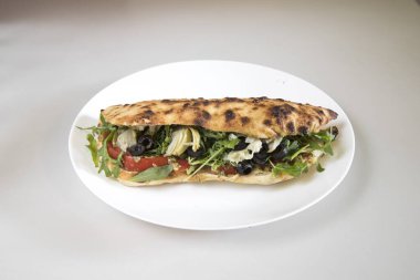 Yeni hazırlanmış yemek / yemek bir restoranda servis edilecek.