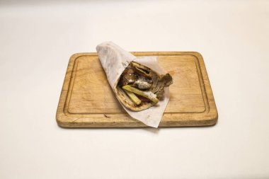 Yeni hazırlanmış yemek / yemek bir restoranda servis edilecek.