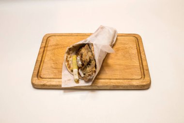 Yeni hazırlanmış yemek / yemek bir restoranda servis edilecek.