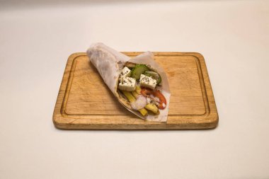 Yeni hazırlanmış yemek / yemek bir restoranda servis edilecek.