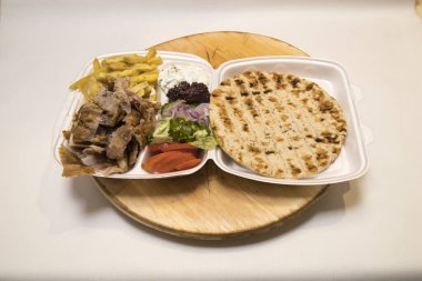 Yeni hazırlanmış yemek / yemek bir restoranda servis edilecek.