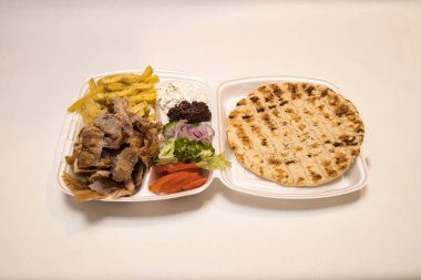 Yeni hazırlanmış yemek / yemek bir restoranda servis edilecek.