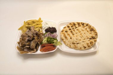 Yeni hazırlanmış yemek / yemek bir restoranda servis edilecek.