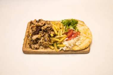 Yeni hazırlanmış yemek / yemek bir restoranda servis edilecek.