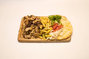 Yeni hazırlanmış yemek / yemek bir restoranda servis edilecek.