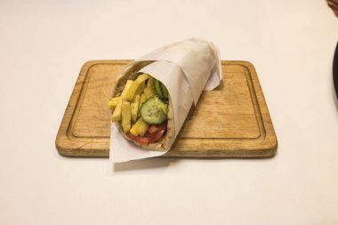 Yeni hazırlanmış yemek / yemek bir restoranda servis edilecek.