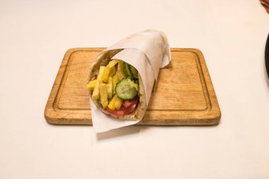 Yeni hazırlanmış yemek / yemek bir restoranda servis edilecek.