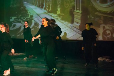 Yeni hazırlanmış yemek / yemek bir restoranda servis edilecek.