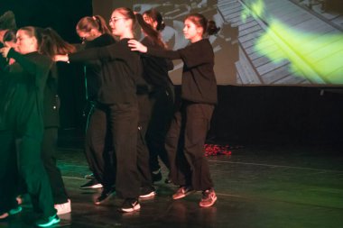 Yeni hazırlanmış yemek / yemek bir restoranda servis edilecek.