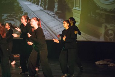 Yeni hazırlanmış yemek / yemek bir restoranda servis edilecek.