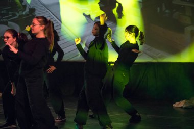 Yeni hazırlanmış yemek / yemek bir restoranda servis edilecek.