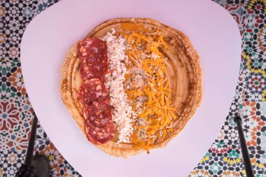 Yeni hazırlanmış yemek / yemek bir restoranda servis edilecek.