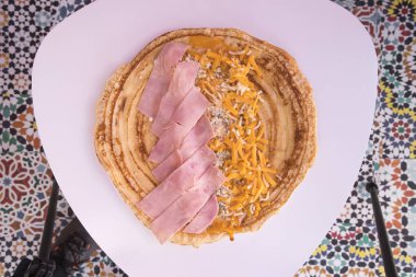 Yeni hazırlanmış yemek / yemek bir restoranda servis edilecek.