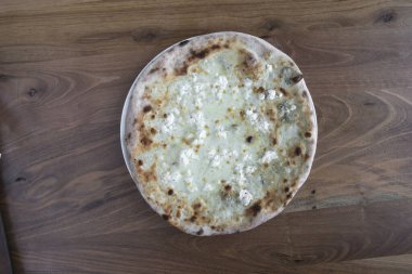 Yeni hazırlanmış yemek / yemek bir restoranda servis edilecek.