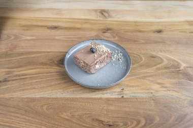 Yeni hazırlanmış yemek / yemek bir restoranda servis edilecek.