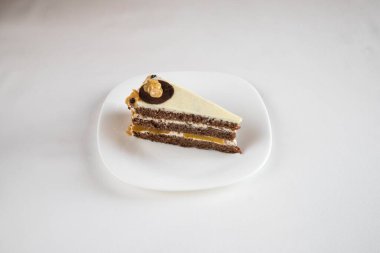 Yeni hazırlanmış yemek / yemek bir restoranda servis edilecek.