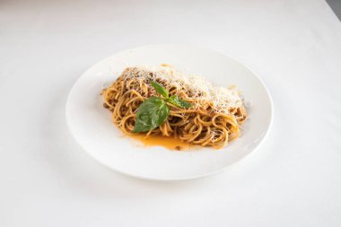 Yeni hazırlanmış yemek / yemek bir restoranda servis edilecek.