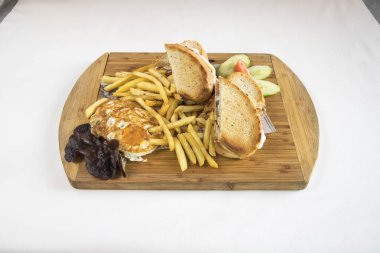 Yeni hazırlanmış yemek / yemek bir restoranda servis edilecek.