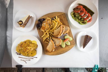 Yeni hazırlanmış yemek / yemek bir restoranda servis edilecek.