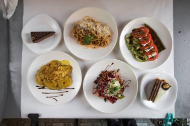 Yeni hazırlanmış yemek / yemek bir restoranda servis edilecek.