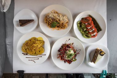 Yeni hazırlanmış yemek / yemek bir restoranda servis edilecek.