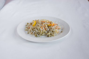 Yeni hazırlanmış yemek / yemek bir restoranda servis edilecek.