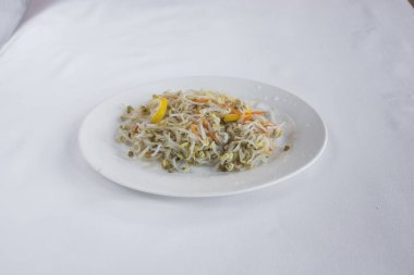 Yeni hazırlanmış yemek / yemek bir restoranda servis edilecek.