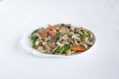 Yeni hazırlanmış yemek / yemek bir restoranda servis edilecek.