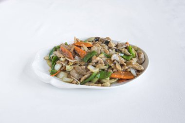 Yeni hazırlanmış yemek / yemek bir restoranda servis edilecek.