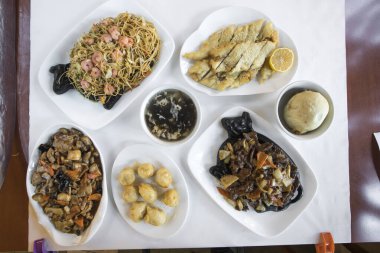 Yeni hazırlanmış yemek / yemek bir restoranda servis edilecek.