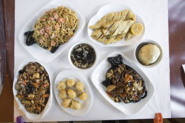 Yeni hazırlanmış yemek / yemek bir restoranda servis edilecek.