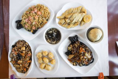 Yeni hazırlanmış yemek / yemek bir restoranda servis edilecek.