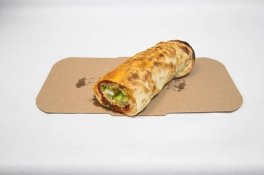 Yeni hazırlanmış yemek / yemek bir restoranda servis edilecek.