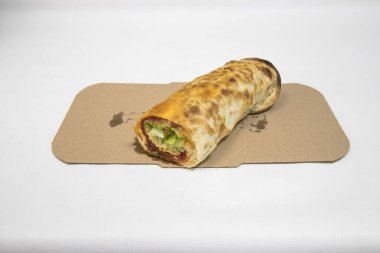 Yeni hazırlanmış yemek / yemek bir restoranda servis edilecek.