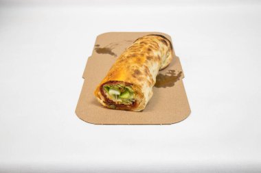 Yeni hazırlanmış yemek / yemek bir restoranda servis edilecek.