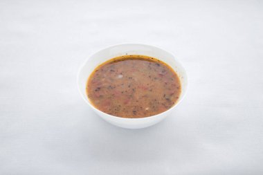 Yeni hazırlanmış yemek / yemek bir restoranda servis edilecek.