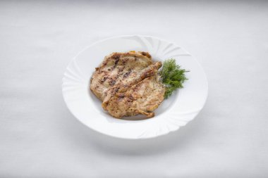 Yeni hazırlanmış yemek / yemek bir restoranda servis edilecek.