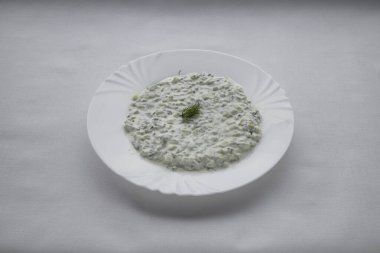 Yeni hazırlanmış yemek / yemek bir restoranda servis edilecek.