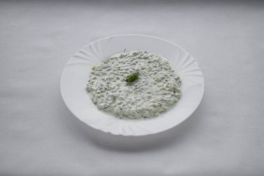 Yeni hazırlanmış yemek / yemek bir restoranda servis edilecek.