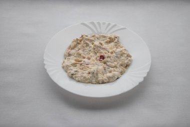 Yeni hazırlanmış yemek / yemek bir restoranda servis edilecek.