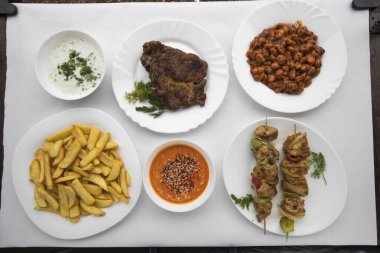 Yeni hazırlanmış yemek / yemek bir restoranda servis edilecek.